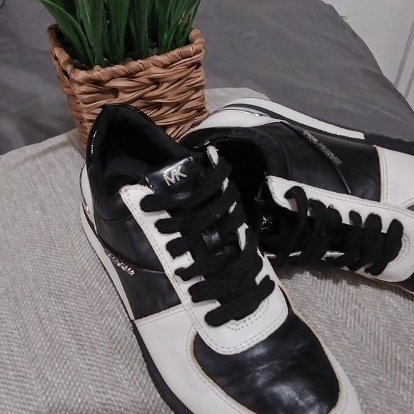 MICHAEL Michael Kors leather black and white  Allie Trainer size 6M - Picture 4 of 14